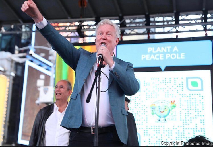 “Andrew Eborn Brings His Voice of Unity to International Peace Day in Times Square” “Andrew Eborn Brings His Voice of Unity to International Peace Day in Times Square”